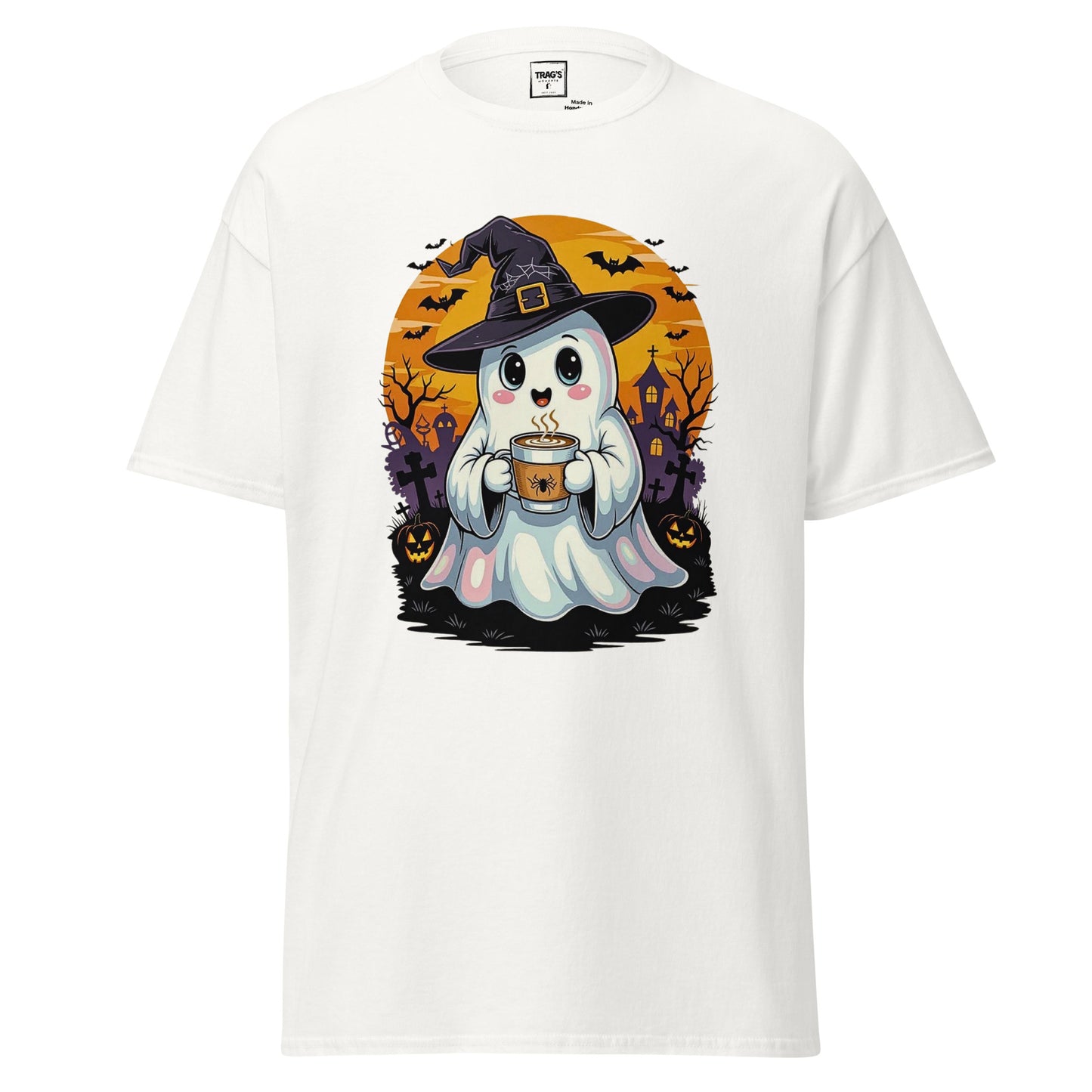 Halloween T-Shirt mit Motiv süßer Geist mit Hexenhut und Kakaotasse – Classic Standard